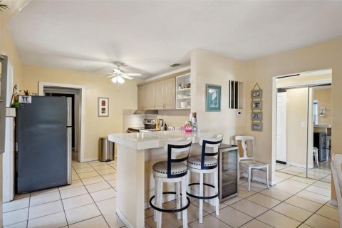 House in Saint Petersburg, Florida 3 bedrooms, 140.56 sq.m. № 1865874 - photo 15