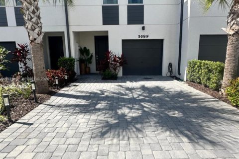 Townhouse in Mangonia Park, Florida 3 bedrooms, 135.08 sq.m. № 2032274