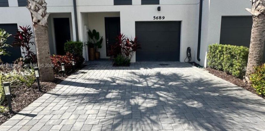 Townhouse in Mangonia Park, Florida 3 bedrooms, 135.08 sq.m. № 2032274