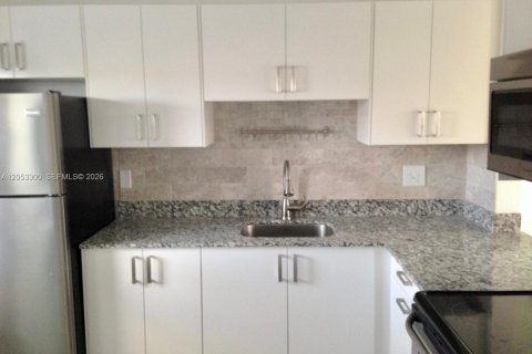 Condo in Hollywood, Florida, 1 bedroom № 2179245 - photo 8