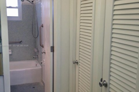 Condo in Hollywood, Florida, 1 bedroom № 2179245 - photo 16