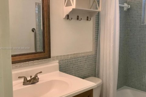 Condo in Hollywood, Florida, 1 bedroom № 2179245 - photo 18