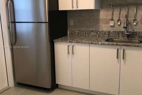 Condo in Hollywood, Florida, 1 bedroom № 2179245 - photo 10