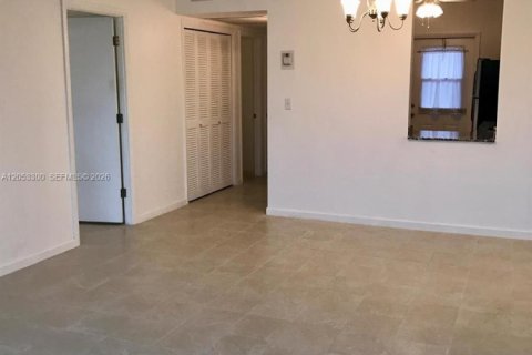 Condo in Hollywood, Florida, 1 bedroom № 2179245 - photo 6