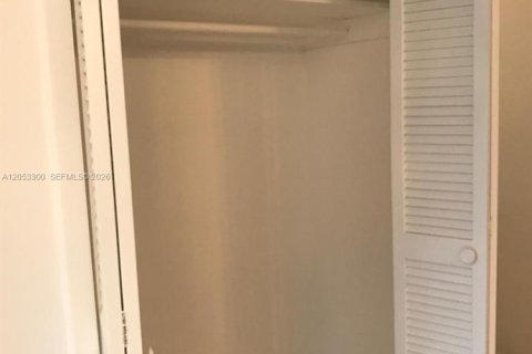 Condo in Hollywood, Florida, 1 bedroom № 2179245 - photo 13
