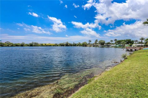 Condo in Hollywood, Florida, 1 bedroom № 2179245 - photo 28