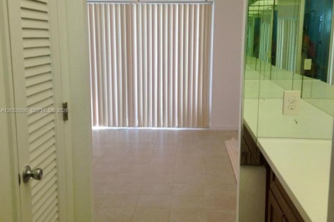 Condo in Hollywood, Florida, 1 bedroom № 2179245 - photo 15