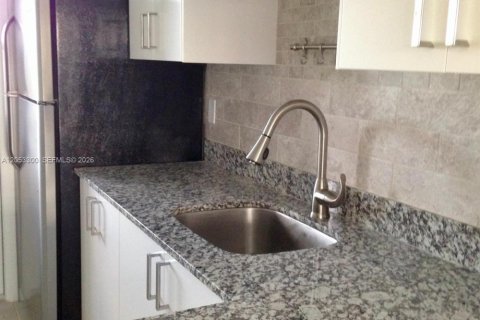Condo in Hollywood, Florida, 1 bedroom № 2179245 - photo 9