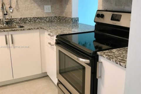 Condo in Hollywood, Florida, 1 bedroom № 2179245 - photo 11
