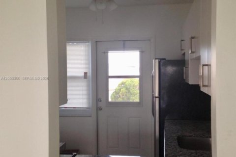 Condo in Hollywood, Florida, 1 bedroom № 2179245 - photo 4