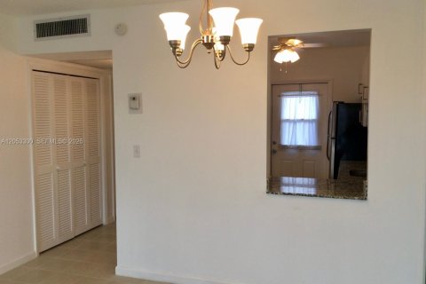 Condo in Hollywood, Florida, 1 bedroom № 2179245 - photo 3