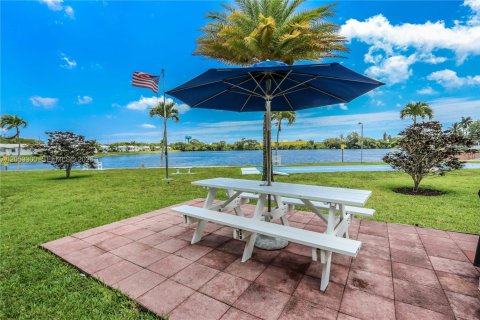 Condo in Hollywood, Florida, 1 bedroom № 2179245 - photo 23