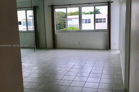 Condo in Hollywood, Florida, 1 bedroom № 2179245 - photo 5