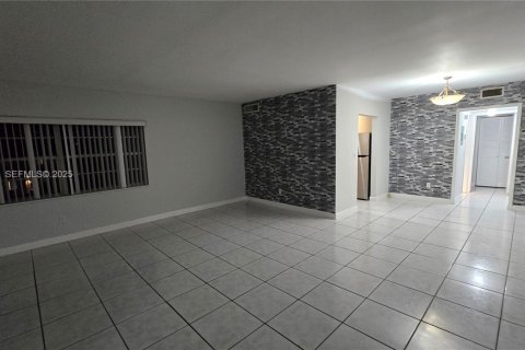 Condominio en North Miami, Florida, 1 dormitorio  № 1984704