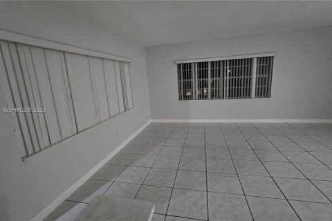 Condo in North Miami, Florida, 1 bedroom  № 1984704 - photo 3
