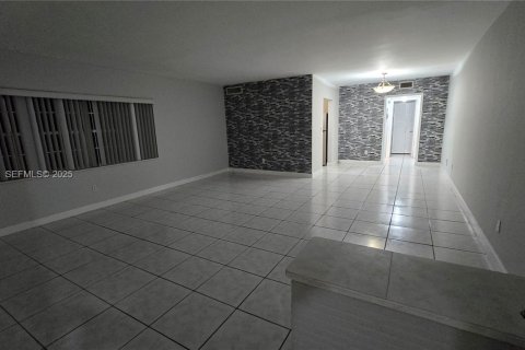 Condo in North Miami, Florida, 1 bedroom  № 1984704 - photo 2