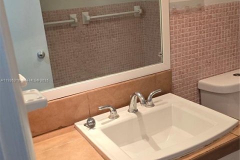 Condo in North Miami, Florida, 1 bedroom  № 1984704 - photo 9