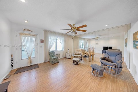 Copropriété à vendre à Miami, Floride: 1 chambre, 57.6 m2 № 2152933 - photo 1