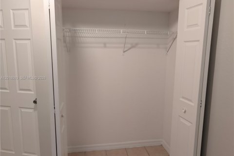 Townhouse in North Lauderdale, Florida 4 bedrooms, 152.36 sq.m. № 2086310 - photo 17