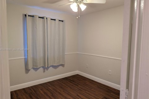 Townhouse in North Lauderdale, Florida 4 bedrooms, 152.36 sq.m. № 2086310 - photo 19