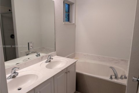 Townhouse in North Lauderdale, Florida 4 bedrooms, 152.36 sq.m. № 2086310 - photo 13