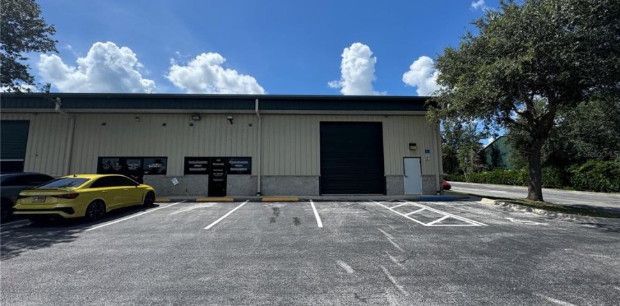 Commercial property in Clermont, Florida 232.26 sq.m. № 1883886
