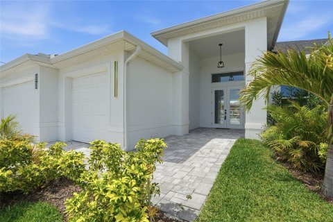 House in Cape Coral, Florida 3 bedrooms, 229.56 sq.m. № 2101419 - photo 2