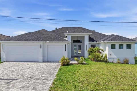 House in Cape Coral, Florida 3 bedrooms, 229.56 sq.m. № 2101419
