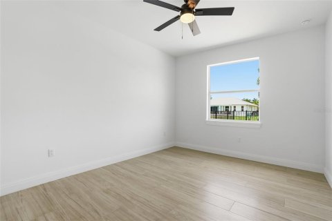 House in Cape Coral, Florida 3 bedrooms, 229.56 sq.m. № 2101419 - photo 29
