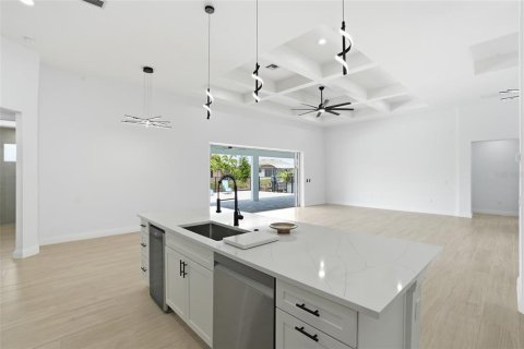 House in Cape Coral, Florida 3 bedrooms, 229.56 sq.m. № 2101419 - photo 13