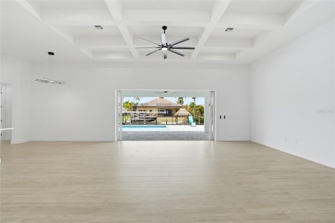 House in Cape Coral, Florida 3 bedrooms, 229.56 sq.m. № 2101419 - photo 8