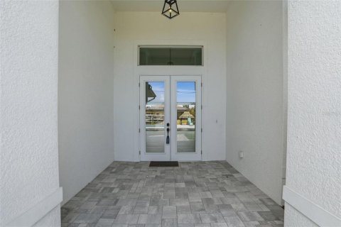 House in Cape Coral, Florida 3 bedrooms, 229.56 sq.m. № 2101419 - photo 3