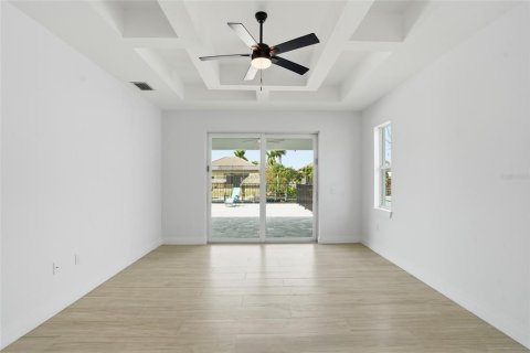 House in Cape Coral, Florida 3 bedrooms, 229.56 sq.m. № 2101419 - photo 21
