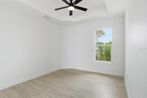 House in Cape Coral, Florida 3 bedrooms, 229.56 sq.m. № 2101419 - photo 17