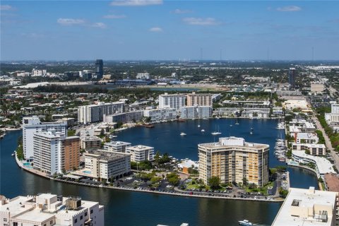 Condo in Hallandale Beach, Florida, 2 bedrooms  № 1888736 - photo 3