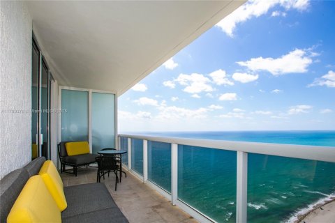 Condo in Hallandale Beach, Florida, 2 bedrooms  № 1888736 - photo 4