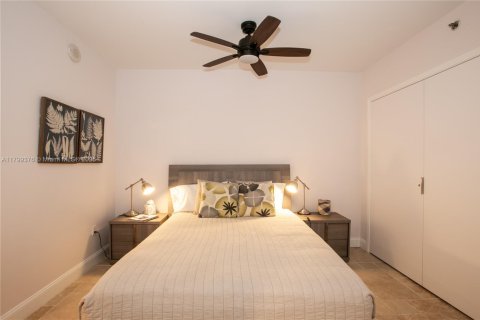Condo in Hallandale Beach, Florida, 2 bedrooms  № 1888736 - photo 16