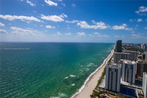 Condo in Hallandale Beach, Florida, 2 bedrooms  № 1888736 - photo 1