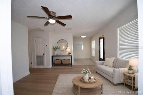 House in Tampa, Florida 3 bedrooms, 124.95 sq.m. № 2115391 - photo 8