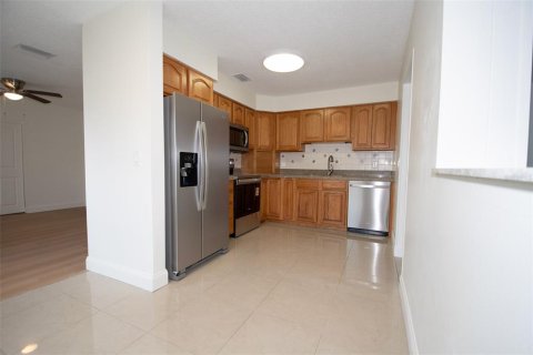 House in Tampa, Florida 3 bedrooms, 124.95 sq.m. № 2115391 - photo 13
