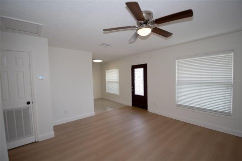 House in Tampa, Florida 3 bedrooms, 124.95 sq.m. № 2115391 - photo 10