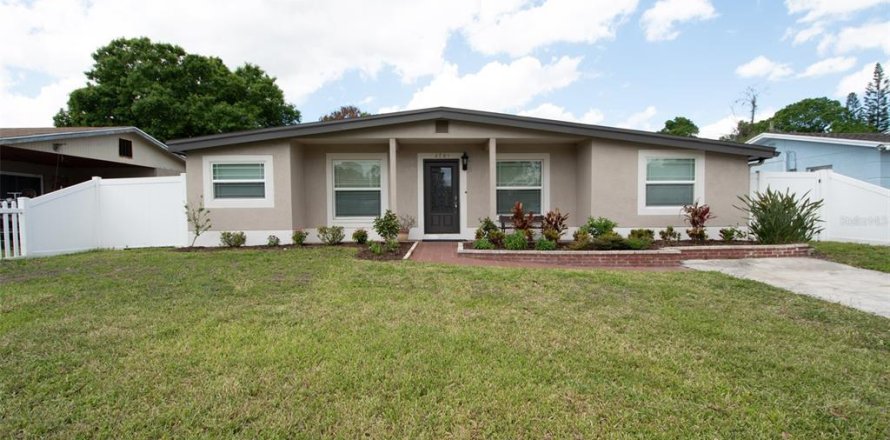 House in Tampa, Florida 3 bedrooms, 124.95 sq.m. № 2115391