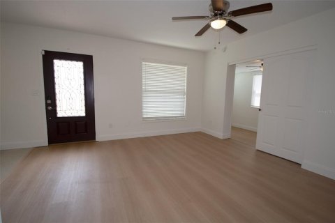 House in Tampa, Florida 3 bedrooms, 124.95 sq.m. № 2115391 - photo 7