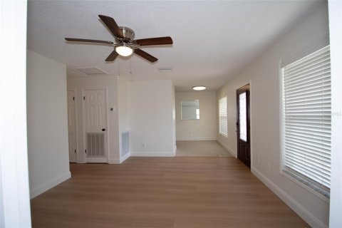 House in Tampa, Florida 3 bedrooms, 124.95 sq.m. № 2115391 - photo 9