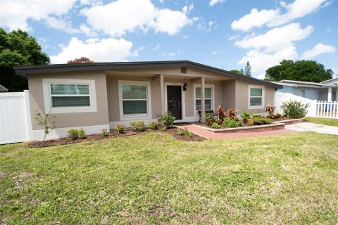 House in Tampa, Florida 3 bedrooms, 124.95 sq.m. № 2115391 - photo 2
