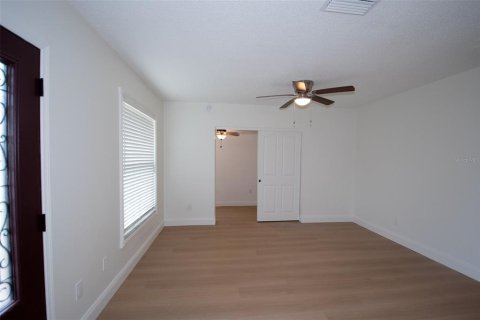 House in Tampa, Florida 3 bedrooms, 124.95 sq.m. № 2115391 - photo 12