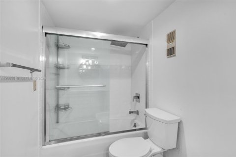 Condo in Key Biscayne, Florida, 2 bedrooms  № 2353577 - photo 19