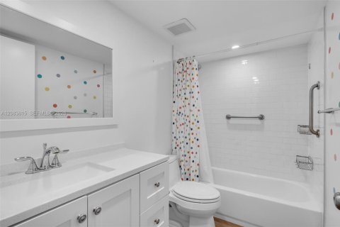 Condo in Key Biscayne, Florida, 2 bedrooms  № 2353577 - photo 23