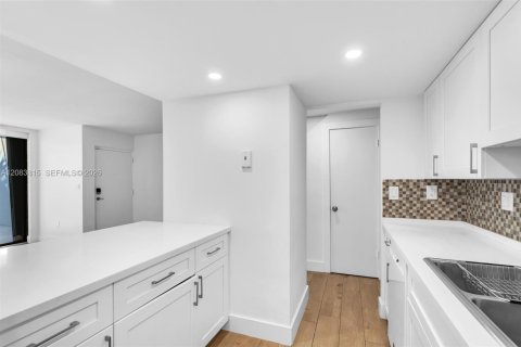 Condo in Key Biscayne, Florida, 2 bedrooms  № 2353577 - photo 8
