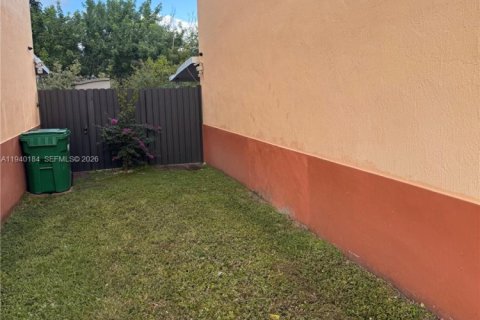 Condo in Hialeah Gardens, Florida, 3 bedrooms  № 1997960 - photo 4